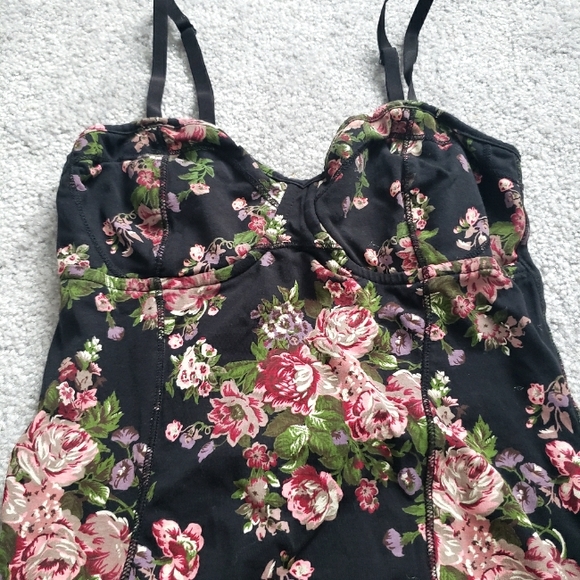 Aritzia Talula xs flower top - Picture 5 of 5